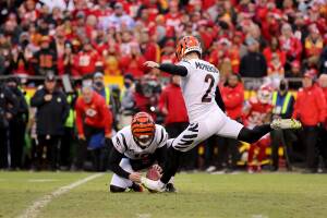 Evan McPherson calcia il field goal decisivo contro Kansas City (Crediti: David Eulitt/Getty Images)