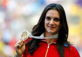 Yelena Isinbayeva con la medaglia d'oro olimpica