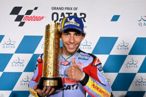 Enea Bastianini con il trofeo vinto in Qatar (Crediti: www.eneabastianini.it)