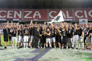 I Panthers Parma alzano il Trofeo Gionni Colombo all'ultimo Italian Bowl (Crediti: Giulio Busi)