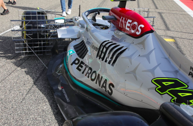 F1: discussa domani la legalità degli specchietti Mercedes W13 'senza pance' vista da dietro.