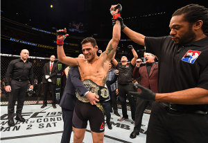 UFC: i 5 Fighter che non torneranno campioni Il brasiliano Dos Anjos nel dicembre 2015 dopo aver difeso la cintura dei pesi leggeri contro Donald Cerrone