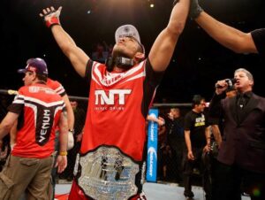 Josè Aldo esulta dopo aver difeso il titolo dei pesi piuma UFC