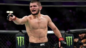 Khabib al termine dell'incontro con McGregor, poco prima della famosa rissa post match