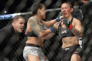 UFC: le 10 migliori prestazioni della storia. Prima parte Amanda Nunes mentre sta per mettere KO Cris Cyborg a UFC 232