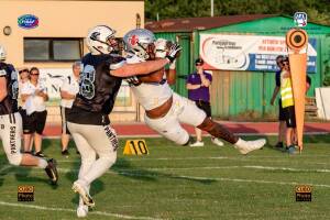 Ahmaad Tanner segna in tuffo durante la semifinale contro i Panthers Parma (Crediti: Fabio Cubo)