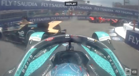 Formula E: New York ePrix 1 - vince Nick Cassidy Contatto Tra Bird E Vergne Ph. - Twitter @FIAFormulaE