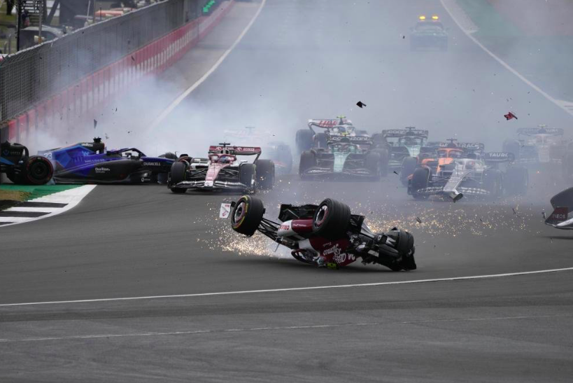 GP Gran Bretagna 2022: vince Carlos Sainz L'Incidente Della Partenza Di GuanYu Zhou Foto - Formula 1