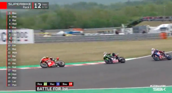 SBK: Álvaro Bautista vince Gara-1 a Most Sorpasso Bautista Su Rea Per La 1° Posizione Ph. - Twitter @WorldSBK