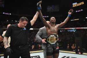 UFC: a che età, in media, si vince la cintura? L'attuale campione dei pesi medi Israel Adesanya ha conquistato la cintura UFC all'età di 30 anni, più o meno in media con gli altri colleghi della sua divisione