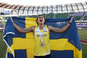 Armand Duplantis migliora per la quinta volta il record del mondo nel santo con l'asta