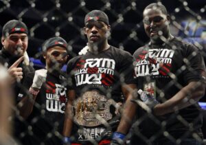 UFC: a che età, in media, si vince la cintura? Jon Jones è il campione più giovane della storia della UFC avendo vinto il titolo all'età di 23 anni e 8 mesi