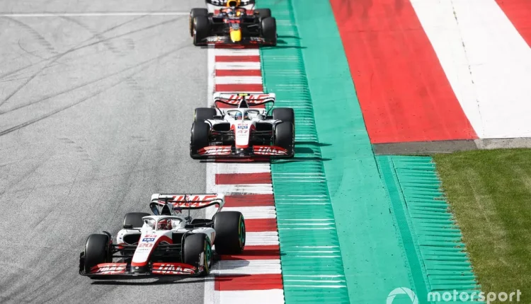 Magnussen, Schumacher e Perez durante le qualifiche. Il Messicano verrà poi squalificato per i track limits all'uscita della curva. Credits - Photographer:Andy Hone / Motorsport Images