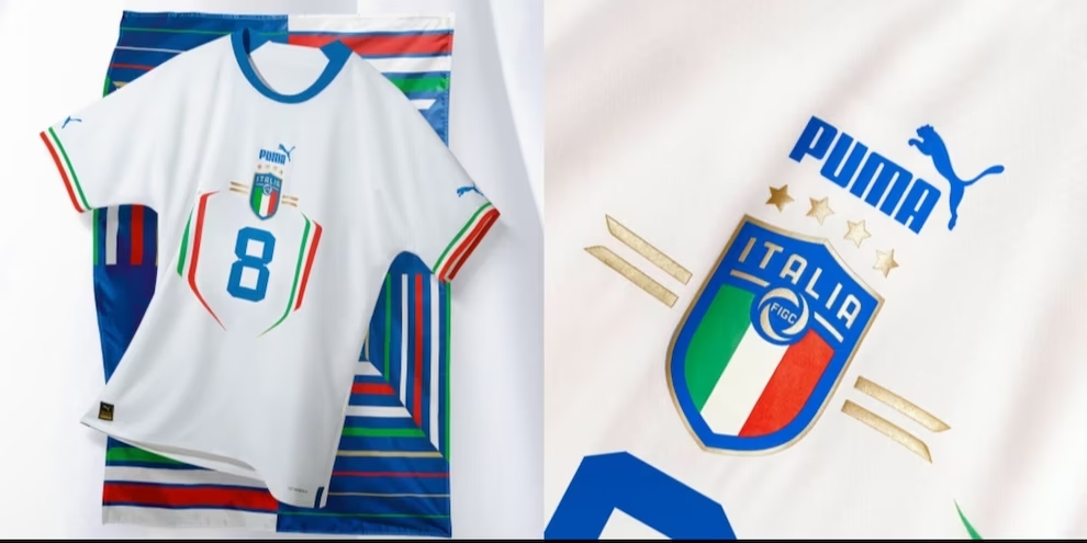 La nazionale ha un nuovo Kit Away 2022 creato da Puma: due versioni che onorano la Bandiera Italiana ma con il classico colore bianco di sfondo.