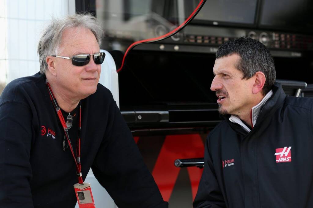 Gunther Steiner e Gene Haas nei paddock durante i test invernali