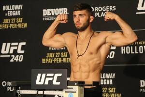 Arman Tsarukyan vs Damir Ismasgulov il 17 dicembre Arman Tsarukyan durante la cerimonia del peso a UFC 240