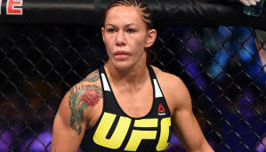 Cris Cyborg all'interno della gabbia UFC