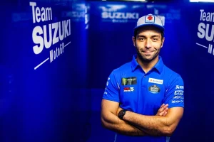 Danilo Petrucci ai box del Team Suzuki Ecstar