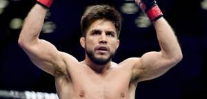 Henry Cejudo su Conor McGregor: stai lontano dalla coca Henry Cejudo con le braccia al cielo all'interno della gabbia UFC