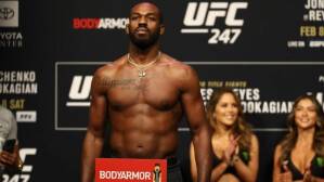 Jon Jones: secondo Joe Rogan può tornare campione Jon Jones durante la cerimonia del peso a UFC 247
