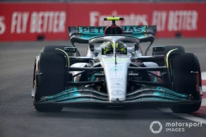 Lewis Hamilton in azione durante le FP1 del GP Singapore - foto Motorsport.com