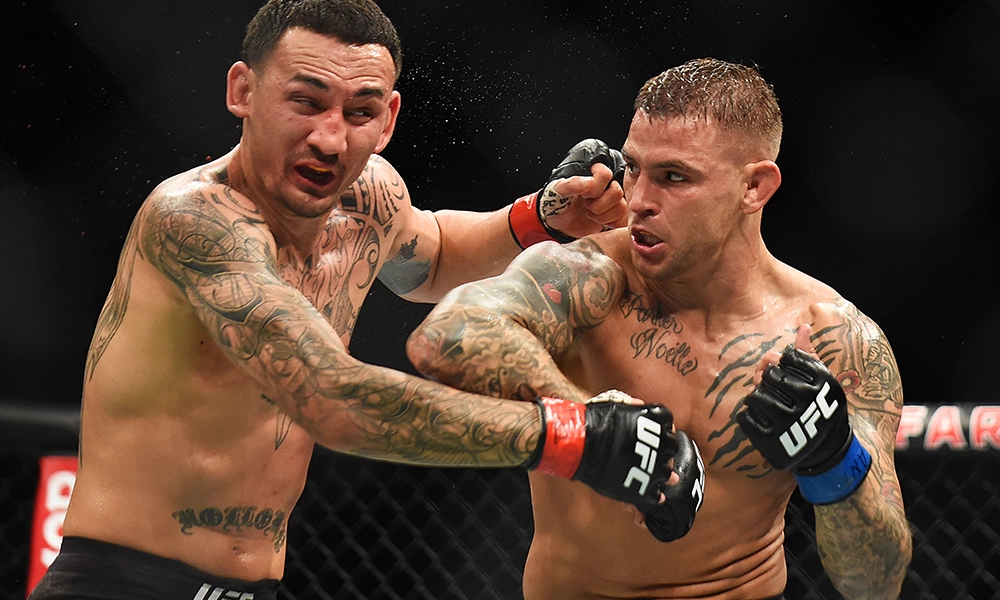 UFC: 4 tentativi falliti per diventare double champ Max Holloway e Dustin Poirier in azione. (Credits: MMA Junkie)