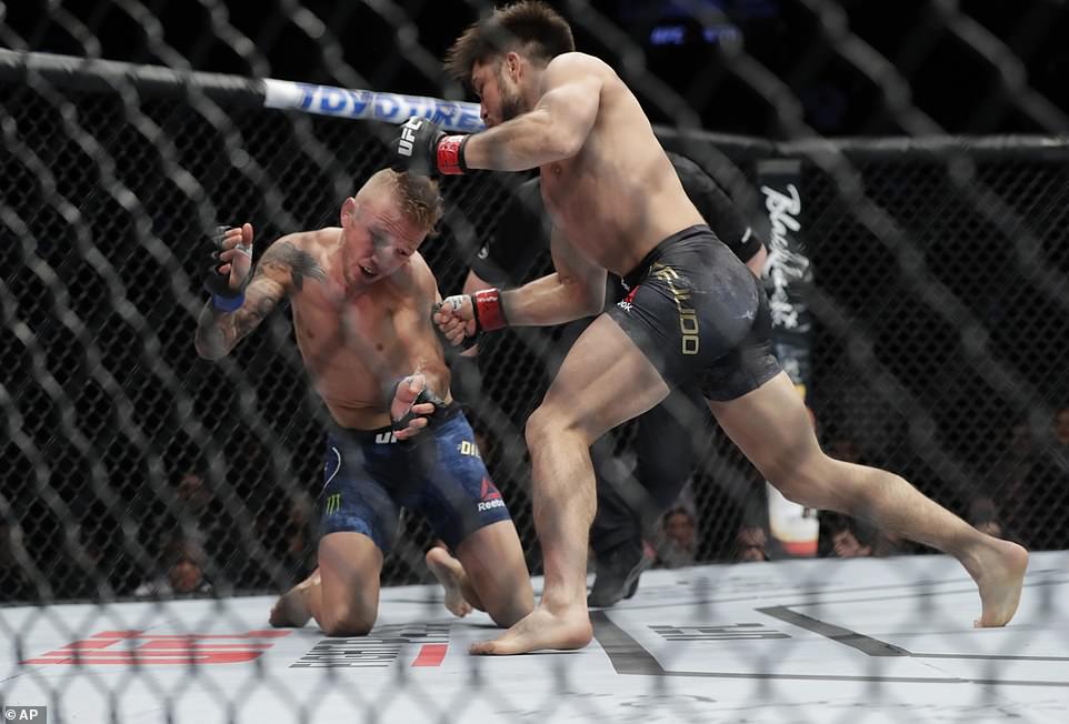 UFC: 4 tentativi falliti per diventare double champ Cejudo mette KO TJ Dillashaw e mantiene la cintura. (Credits: Dailymail.co.uk)