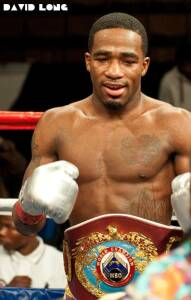 Adrien Broner firma con la BLK Prime Boxing Adrien Broner ph. facebook@Adrien Broner
