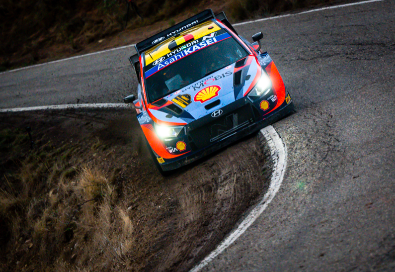 Rally Spagna 2022 Day-1: Ogier guida la doppietta Toyota Neuville in ps4 nel rally di spagna (photo by wrc.com)