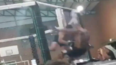 MMA: si rompe la gabbia, i due atleti cadono a terra