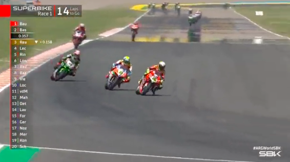 GP Argentina 2022: Álvaro Bautista domina Gara-1 Sorpasso Bautista su bassani (photo by twitter @worldsbk)