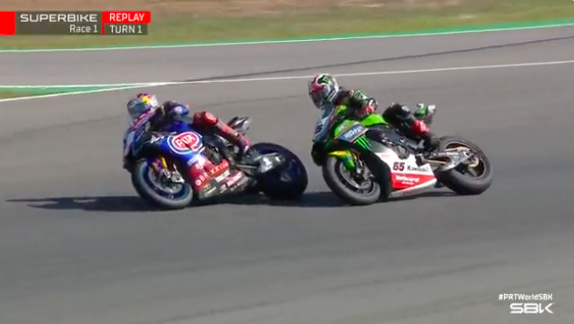 GP Portogallo 2022: Toprak Razgatlioglu vince Gara-1 Sorpasso Razgatlioglu su Rea (photo by twitter @worldsbk)