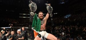Conor McGregor con le cinture UFC dei pesi leggeri e welter