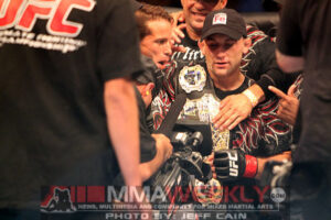 Frankie Edgar con la cintura UFC