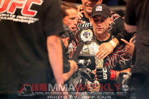 Frankie Edgar si ritira a UFC 281? Futuro Hall of Famer UFC Frankie Edgar con la cintura UFC