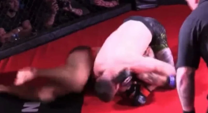 MMA: Fighter squalificato per 13 ginocchiate illegali. Video