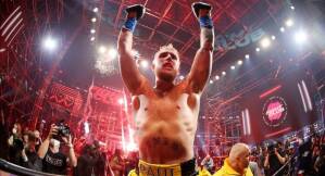 Jake Paul lavora con una promotion di MMA. Debutto in arrivo Jake Paul mentre esulta dopo una vittoria