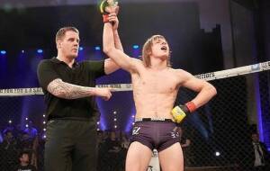 Paddy Pimblett: non mi piacciono gli attori alla Covington Marc Goddard alza il braccio a Paddy Pimblett in un evento Cage Warriors