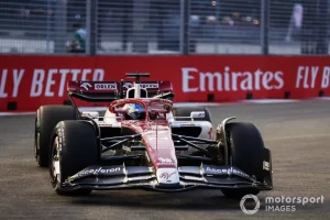 Alfa Romeo F1 Team multata dopo le FP2 del GP Singapore Valtteri Bottas in azione durante le FP1 del GP Singapore - foto Motorsport.com