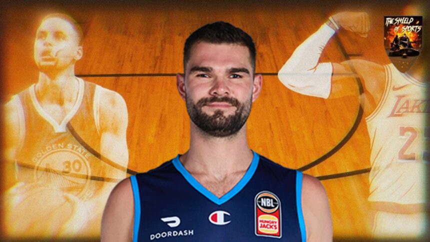 Isaac Humphries ha fatto Coming Out: sono Gay