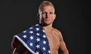 TJ Dillashaw con la bandiera statunitense