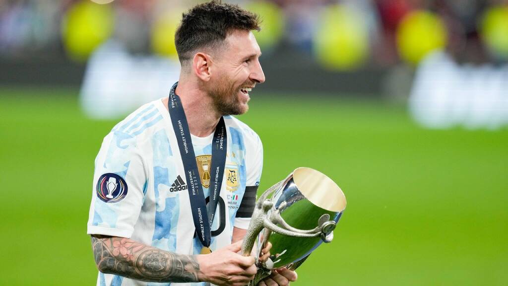 Pelè, Maradona, Messi? La domanda non dovrebbe porsi Il trofeo numero 42 vinto da Lionel Messi: la coppa del mondo Fifa.
