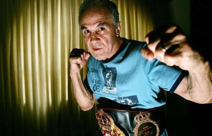 Una foto da anziano di Eder Jofre con la cintura di campione del mondo