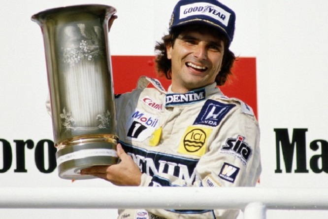 Nelson Piquet esulta con il trofeo in mano