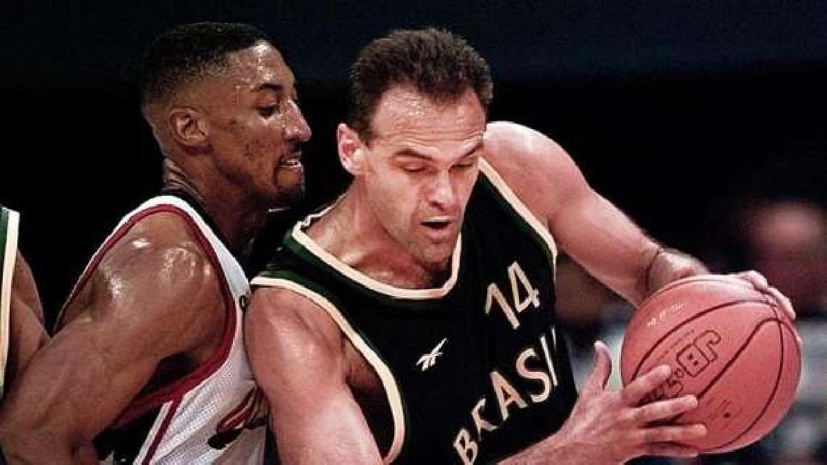 Oscar Schmidt in azione con Scottie Pippen