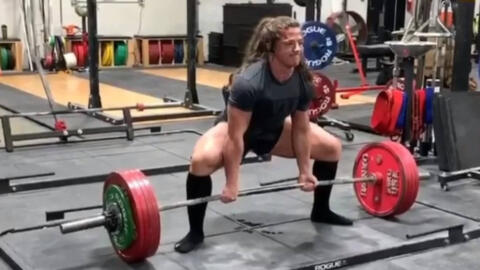 Hunter Henderson batte un record assoluto nel powerlifting
