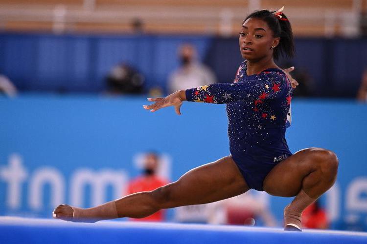 Simone Biles durante una competizione di ginnastica