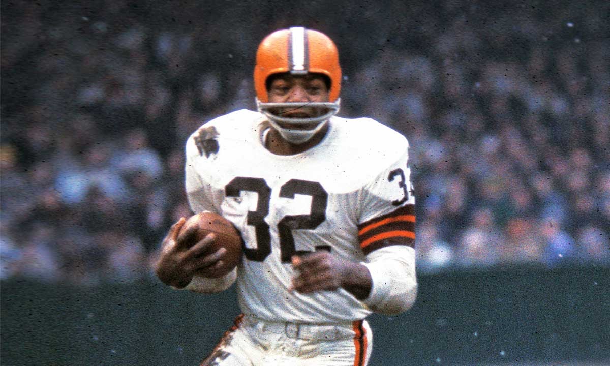Stati Uniti. I più grandi atleti della storia dello sport Jim Brown durante una fase di gioco