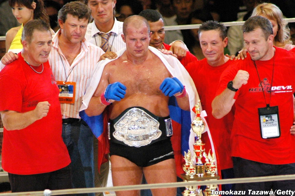 Fedor esulta al centro del ring ai tempi del Pride FC