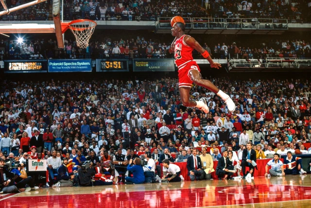 Stati Uniti. I più grandi atleti della storia dello sport Michael Jordan durante la gara delle schiacciate in NBA
